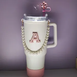 Bicchiere isolante in acciaio bianco con catena di perle, patch lettera A e copri cannuccia fiore.