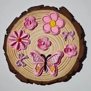 Set di toppe ricamate rosa con graziosi fiori e farfalle colorate DIY applicazioni.