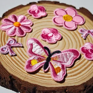 Set di toppe ricamate con farfalle e fiori rosa, simpatici adesivi in stoffa per vestiti.