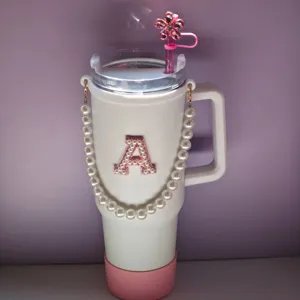 Accessori per tumbler Stanley con catena di perle, toppa con lettera rosa e copricanna a fiore.