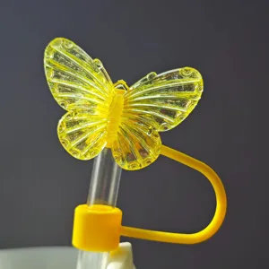 Primo piano dettagliato di un topper per cannuccia a farfalla gialla da 10 mm per tazze.