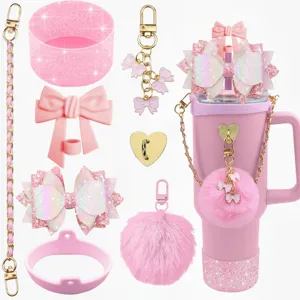 Kit d'accessoires pour tasse rose avec botte en silicone pailleté, pompon pelucheux et nœuds.