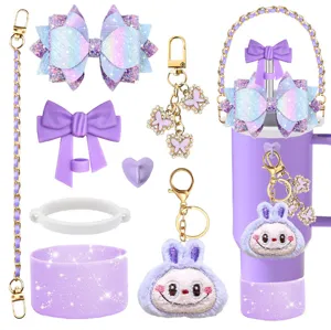 Ensemble d'accessoires gourde violette avec nœud pailleté, pendentif lapin en peluche et chaîne.
