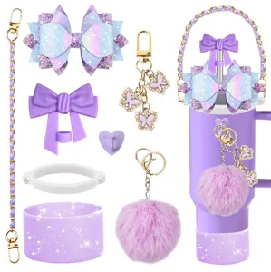 Ensemble d'accessoires de tasse violette avec topper de paille et pompon mignon.