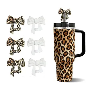 Set di tazze in acciaio inossidabile leopardato con accessori per cannucce a fiocco.