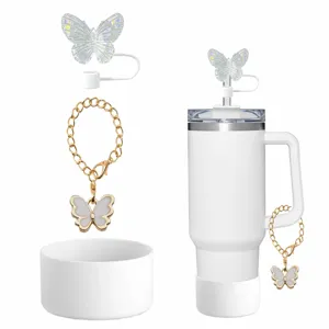 Weißer Becher Zubehörset mit funkelndem Schmetterling Strohhalmabdeckung und Kette.