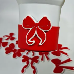 Manchon de tasse en silicone nœud rouge et accessoires pour gobelet vue de détail