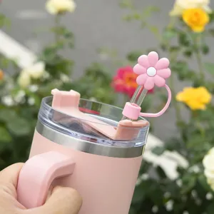 Tappo di paglia in silicone rosa e accessorio per bicchiere isolato per uso quotidiano.