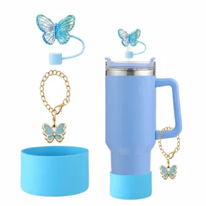 Blauer edelstahl becher mit griff, schmetterling strohhalm topper und silikonschutz.