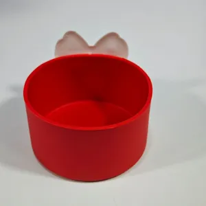 Housse de tasse en silicone rouge avec joli nœud, accessoire parfait pour gobelets Stanley.