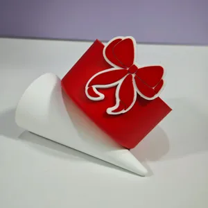 Vue de détail en gros plan du bouchon de paille en silicone rouge, joli accessorio mignon.
