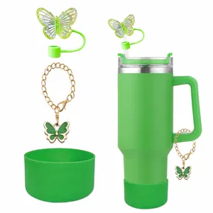 Grünes Trinkbecher Zubehörset mit Schmetterling Strohhalmtopper und Silikonmanschette.