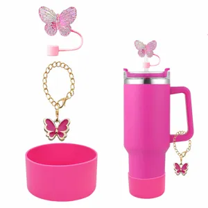 Rosa Edelstahl Becher Detailansicht mit Glitzer Schmetterling Strohhalmaufsatz Kette.