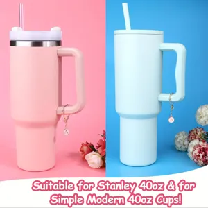 Ciondolo con lettera e utile accessorio per bicchiere termico da 40oz, dettaglio elegante.