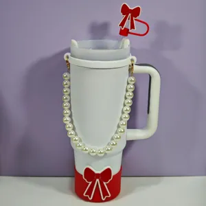 Gobelet en acier inoxydable avec lanière de perles, botte en silicone et accessoire de paille.