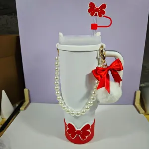 Kit d'accessoires pour gourde Stanley avec gobelet blanc, nœud rouge et chaîne de perles.