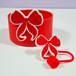 Ensemble de housse de tasse en silicone rouge et cache-paille nœud pour tasse Stanley décoration.