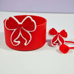 Ensemble de manchon de tasse en silicone rouge et couvercle de paille 10mm avec nœud pour Stanley.