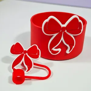 Ensemble housse tasse et paille en silicone rouge avec beau noeud pour gobelets de 10mm.