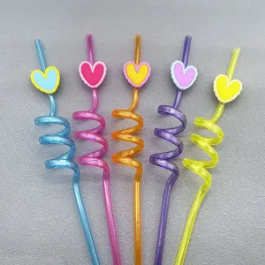 Cannucce ricce in plastica riutilizzabili colorate con grazioso decoro a cuore.