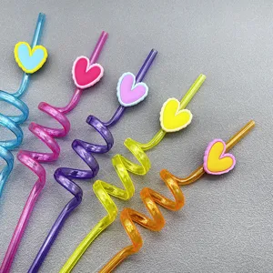 Cannucce di plastica a spirale colorate con ciondoli a cuore carini per feste e bevande.