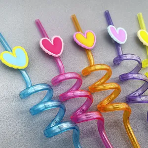 Cannucce a spirale in plastica colorata riutilizzabili con ciondoli a cuore per feste.