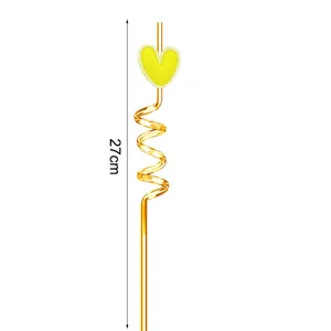 Dettaglio della decorazione a cuore giallo e del design a spirale sulla cannuccia di plastica.