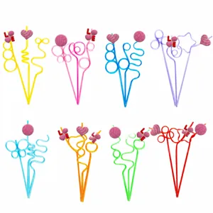 Set di cannucce da bere colorate e creative con simpatici ciondoli per decorazione festa