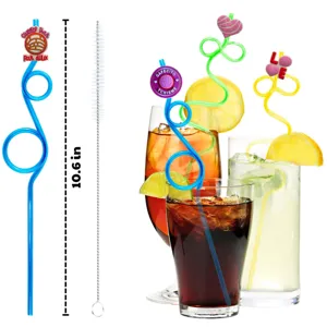 Paglia di plastica colorata con ciondoli di dessert e spazzola di pulizia per feste.