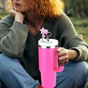 Gobelet isotherme rose avec joli embout de paille double étoile et charm pour un usage quotidien.