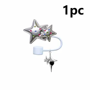 Gros plan détaillé du pendentif de paille double étoile argenté avec des strass colorés et pendentif.