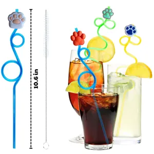 Vue détaillée de pailles bouclées en forme de patte d'animal avec brosse et boissons.