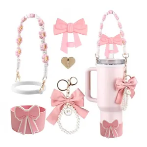 Détail ensemble accessoires tasse rose, adorable couvre-paille nœud et pendentif perles.