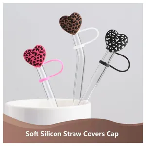 Dettaglio copri cannuccia in silicone leopardo, simpatico tappo per bicchieri.