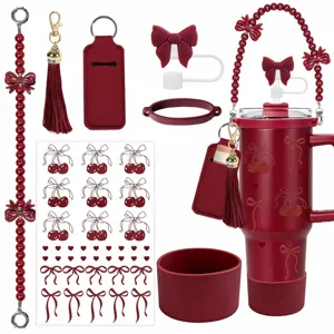 Vue détaillée de l'ensemble d'accessoires de gourde rouge avec poignée perlé et base en silicone.