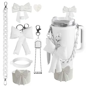 Weißes Stanley Becher Zubehör Set mit Schleife Anhänger Acryl Kette und Strohhalm Deckel.