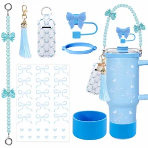 Ensemble d'accessoires de tasses bleus avec botte en silicone, couvercle et poignée en perles.