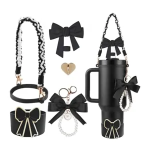 Détail d'accessoires de gobelet nœud noir, pendentif chaîne perle et sangle tressée.