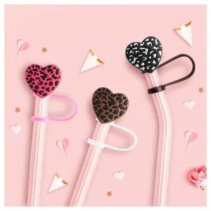 Copertura per cannuccia in silicone con grazioso design a cuore leopardato dettaglio antipolvere.