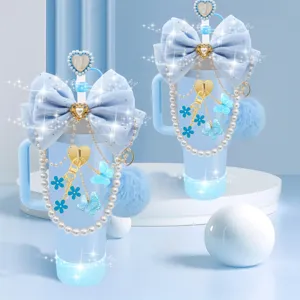 Set di accessori per bicchieri blu con fiocco, catena di perle e ciondolo a forma di farfalla.