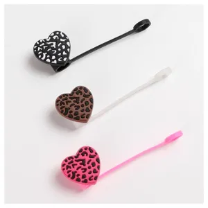 Primo piano di coperture per cannucce in silicone leopardate a forma di cuore con stelo lungo.