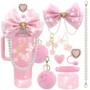 Set di accessori per bicchiere rosa con fiocco, catena di perle, farfalla e pompon soffice.
