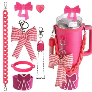 Rosa Stanley Becher Zubehör Set mit Silikon Schutzhülle, Schleife und Acryl Kette.