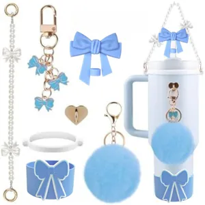 Joli ensemble d'accessoires pour gourde avec nœud bleu, lanière de perles et pompon duveteux.