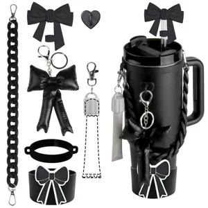 Schwarzes Tumbler Zubehör Set mit gesteppten Schleifen Anhängern und Kettenriemen Details.
