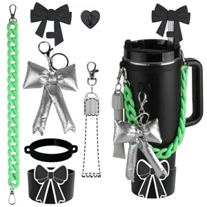 Stanley Becher Zubehör Set mit grünem Kettengurt, silberner Schleife und Silikonboden.
