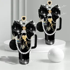 Set di accessori per bicchiere nero con fiocco elegante, catena di perle e pompon.