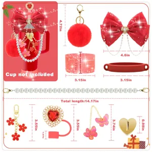 Rotes Stanley Becher Zubehör Set mit roter Schleife, Bommel Schlüsselanhänger und Kette.