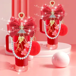 Bicchiere termico rosso con fiocchi rosa catena di perle e simpatici ciondoli per cannucce.