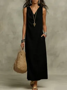 Elegante abito lungo nero smanicato con scollo ad anello e tasche laterali per l'estate.